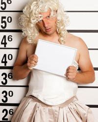 这次抢劫中的一些小偷打扮成女人来伪装自己。＂border=