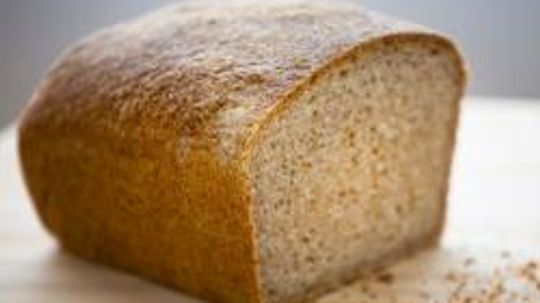 What are some bread allergy symptoms?