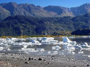 科学家们起初困惑于这样一个冰川湖是如何突然消失的。＂width=