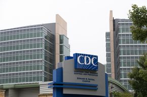 疾病控制和预防中心(CDC)储存病毒和疾病样本以保护我们的安全，因为了解疾病和控制爆发的唯一方法是了解你的敌人。＂width=