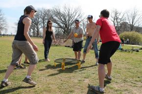 Spikeball的网看起来像一个迷你蹦床。＂border=