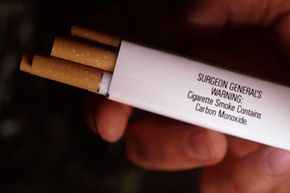 恐怖管理理论的一项研究表明，与指出吸烟会导致过早死亡的警告相比，对死亡中立的老式吸烟警告可能更有效。＂border=