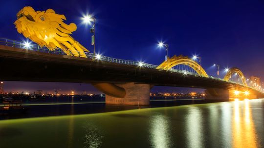 越南的Rong Dragon Bridge实际上呼吸着火“border=