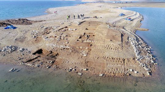 全球干旱揭开古代遗迹、废墟和遗骸＂border=