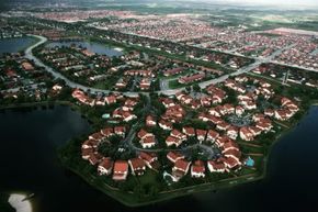 佛罗里达州埃弗格莱兹住宅区鸟瞰图。“width=