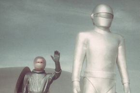 Klaatu(左)和高(右)摆脱他们的飞船在促销仍从1951年的电影“地球停转之日!””border=