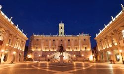 广场是一个创造性的融合两个现有的豪宅。”width=