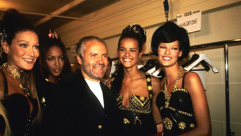 Carla Bruni，Naomi Campbell，Gianni Versace，Nadege和Linda Evangelista“border=