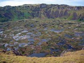 复活节岛Rano滘火山从太空中是可见的。”border=