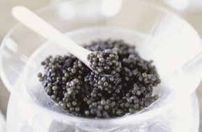 温迪快餐连锁店发布了龙虾和鱼子酱汉堡。”width=