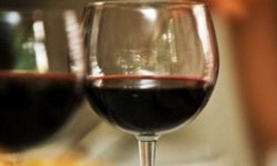 Can red wine cause skin rashes?