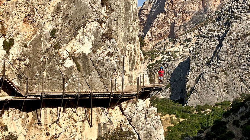 red figure, El Caminito Rey