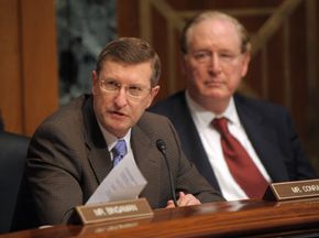 美国参议员康拉德让评论关于经济刺激和延长失业救济金。应急基金可以帮助你得到当你失去了你的工作和失业检查是不够的。”width=