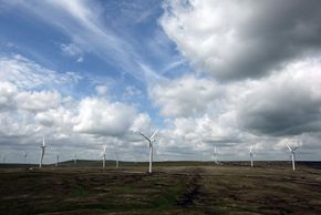 英国侦察兵沼泽风电场的风能涡轮机帆开始向全国电网供电。2008年6月30日，有争议的项目将主导当地的天际线，但也将能够为30,000套房屋供电。“border=