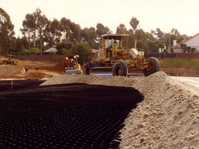 的蜂窝室EnviroGrid充满了沙子。”width=