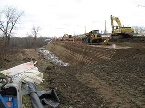 一个挡土墙与EnviroGrid钢筋。”width=