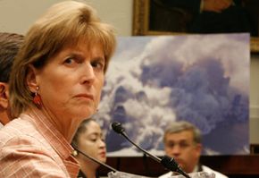 EPA前行政长官克里斯蒂·托德·惠特曼（Christie Todd Whitman）在众议院司法委员会对9月11日恐怖袭击的调查中作证。“border=