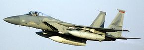 F-15可以在三个外部油箱中携带额外的燃料。一个安装在每个机翼下，一个连接到机身。＂border=