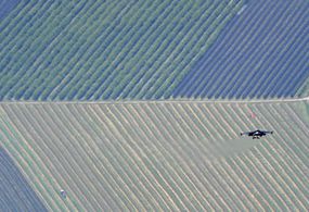 FusionMan不仅仅是在一条直线飞行,他用他的身体改变位置,飞行了五分钟在瑞士阿尔卑斯山。”width=