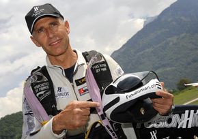 18新利最新登入这个人是怎样在190英里每小时的速度飞在空中吗?”width=