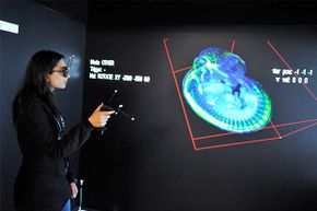 生物信息学家收集和分析一系列生物领域的数据。＂border=