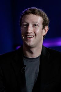 Facebook创始人兼首席执行官马克·扎克伯格（Mark Zuckerberg）于2010年9月27日在教育国家峰会上。“border=