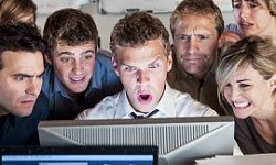 你也不希望人们在阅读你的状态更新时做出这样的表情吧。＂width=