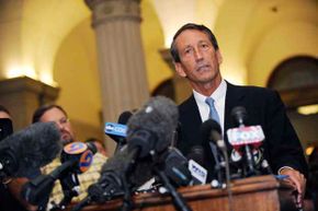 当南卡罗来纳州州长马克·桑福德(Mark Sanford)在没有任何解释的情况下从家中消失时，他说自己去阿巴拉契亚山径(Appalachian Trail)远足了。但他并不是很有说服力。他后来承认，他飞到阿根廷去见他的情妇。”border=