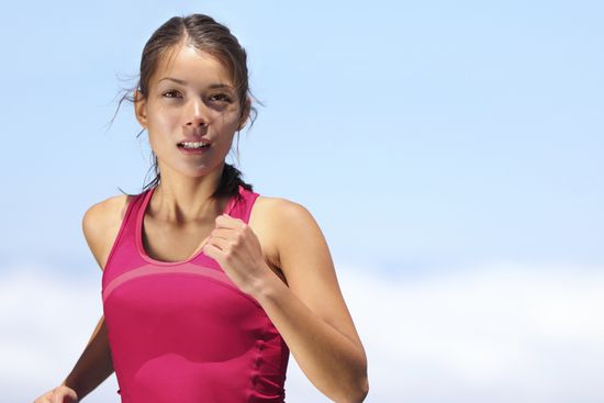 Do certain fabrics make body odor worse?