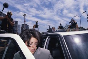 莫妮卡·莱温斯基(Monica Lewinsky)裙子上的污点使这位年轻女子处于美国政治争议的中心。＂border=