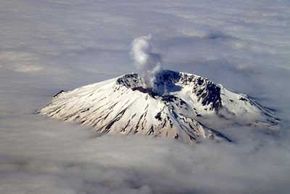 臭名昭著的北美圣海伦火山在经历了几乎平静的四分之一个世纪后，在2004年出现了活动迹象。＂border=