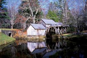 保存完好的Mabry Mill是蓝岭公园大道上最受欢迎的景点之一。＂width=