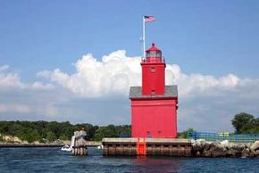 从荷兰海峡对面的荷兰国家公园可以看到荷兰港灯塔(大红)。＂width=