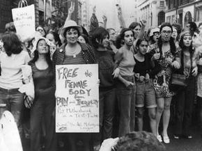 1970年，第二波女权主义者在妇女解放游行中游行。＂border=