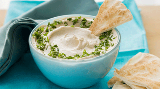 新利国际网站品牌官网健康的假日开胃菜和手拿食物＂width=