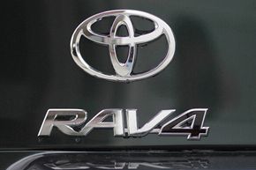 丰田RAV4标志显示在一个全新的RAV4的丰田经销商在奥克兰,加利福尼亚州。”width=