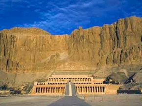 女王哈特谢普苏特（Queen Hatshepsut）在埃及的寺庙建筑群。在这些埃及金字塔图片中查看更多古埃及。