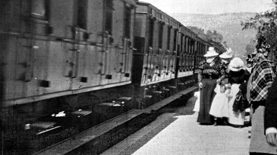 在火车的镜头上，第一批电影观众之一是恐慌吗？“border=