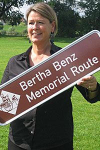 您实际上可以参观德国的Bertha Benz纪念路线，以追溯历史悠久的公路旅行。“width=