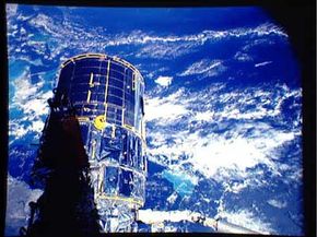 哈勃宇宙飞船环绕地球运行时的景象。查看更多哈勃太空望远镜图片。＂width=