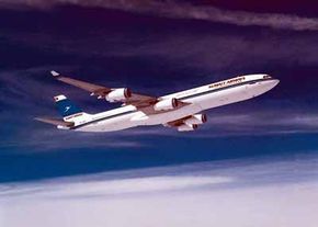 空中客车公司发起了挑战波音747和777飞机的A340飞机系列,并于1991年10月25日首次飞行。后模型的A340最多可以携带380名乘客超过7500海里。”border=