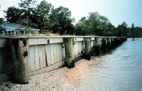 防波堤墙在马里兰州,减缓海岸侵蚀”border=