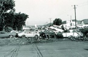 1972年，南达科他州拉皮特城爆发山洪，汽车堆积如山。＂border=