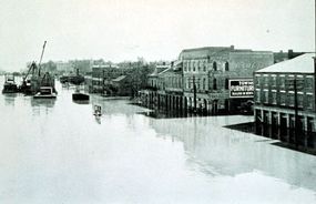 1927年，密西西比河泛滥，淹没了沿岸的许多城市。＂border=