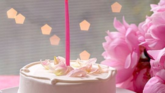 Simple Decorations for Easy, Beautiful Birthday Cakes