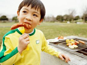 香肠是臭名昭著的填充物。看到更多极端的烧烤的照片。”width=