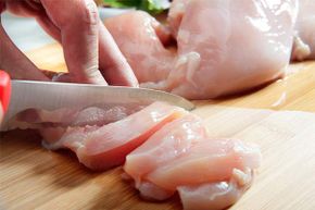 煮鸡前不要洗净;你所做的只是在厨房里传播细菌。”border=