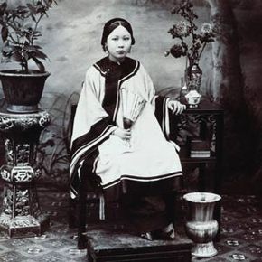 年轻的中国女人的肖像在1880年代的微小脚缠足的传统的结果。”border=