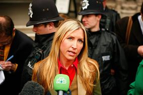 希瑟·米尔斯（Heather Mills）于2008年3月与保罗·麦卡特尼爵士（Paul McCartney）的离婚定居点后，与记者交谈。“border=