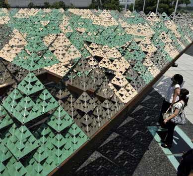 Sunshade designed using fractal tetrahedrons